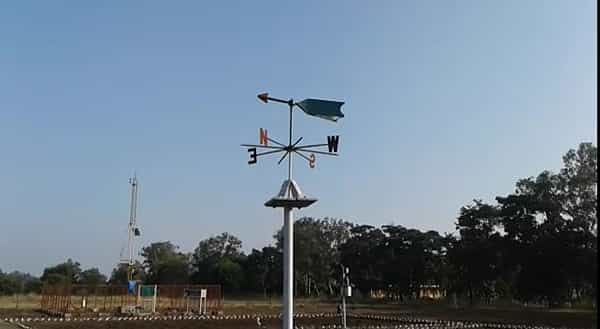 AP-TS Weather Report: ఉపరితలద్రోణి ప్రభావం.. తెలుగు రాష్ట్రాల్లోని పలు ప్రాంతాల్లో భారీ వర్షాలు కురిసే అవకాశం..
