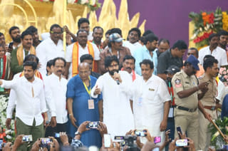 జగన్‌ను కలిసిన మంచు విష్ణు దంపతులు