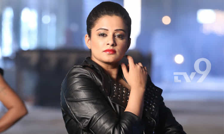 సోషల్ మీడియాలో ఎప్పటికప్పుడు తన లేటెస్ట్ ఫోటోషూట్స్ పోస్ట్ చేస్తూ.. ప్రియమణి అలరిస్తుంది.