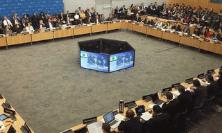 అలా చేస్తే పాకిస్థాన్‌కు లొంగిపోయినట్టే: శశి థరూర్