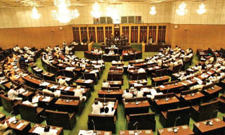 ఆ రైతును పోలీసులే భుజంపై వేసుకుని పరిగెత్తారు