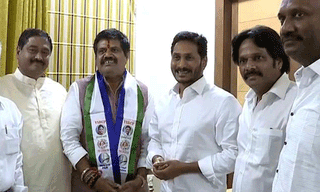 తండ్రి, తనయ.. ఒకే స్థానం నుంచి పోటీ