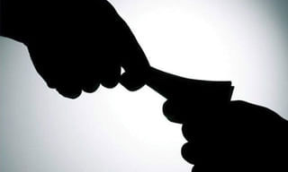 పోలీసులపై విరుచుకుపడ్డ జల్లికట్టు అభిమానులు