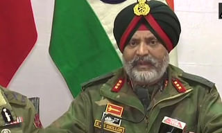 బెంగ‌ళూరులో రెండు జెట్ విమానాలు ఢీ