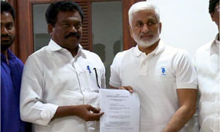 వరదలో కొట్టుకుపోయిన మినీ ట్రక్కు..