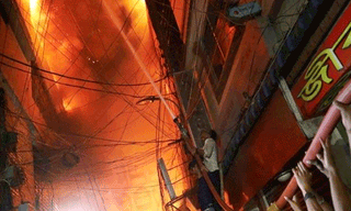 హ౦పి స్త౦భాలను పడగొట్టిన పోకిరీలు