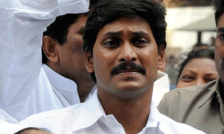 భర్తకు దిష్టి తీసి పంపించిన భార్య భువనేశ్వరి