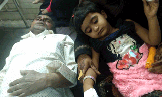 బ్యాంక్ లో చేయికోసుకున్న ఓ వ్యక్తి