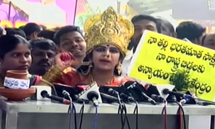 భరతమాత వేషంలో ఉన్న ఈమె ఎవరు..?