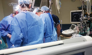 సముద్రం ముందు నిలబడి పోజిచ్చింది.. కానీ అంతలోనే భారీ అలలు వచ్చి : వీడియో