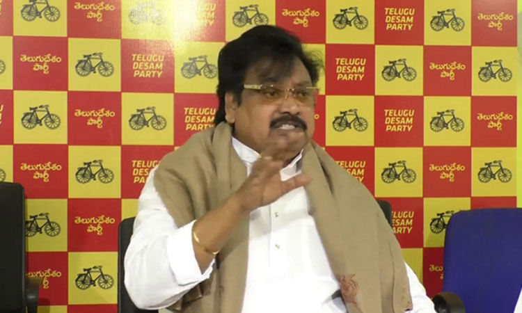 వివేకా కూతురు ఎందుకు మాట మార్చారు: వర్ల రామయ్య