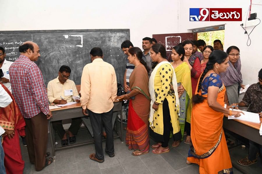 తెలంగాణ లో జరిగిన ‘ఎం ఎల్ సి’ ఎన్నికల ఫొటోస్