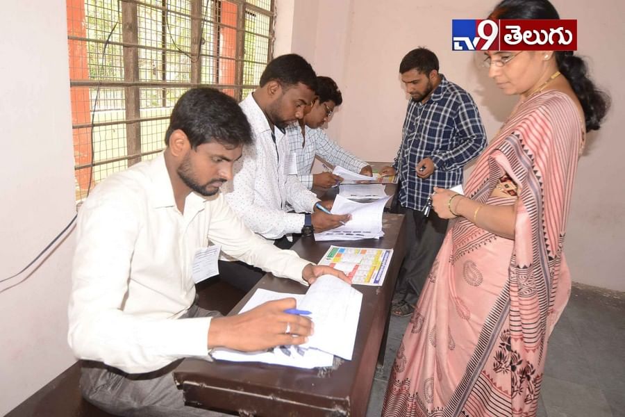 తెలంగాణ లో జరిగిన ‘ఎం ఎల్ సి’ ఎన్నికల ఫొటోస్