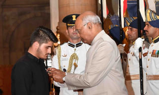 లెఫ్టినెంట్ జ‌న‌ర‌ల్ అనిల్ భట్‌కు ఉత్త‌మ యుద్ధ‌ సేవా మెడ‌ల్‌