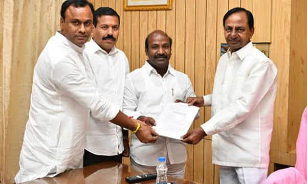టీఆర్ఎస్ తీర్థం పుచ్చుకున్న చిరుమర్తి లింగయ్య