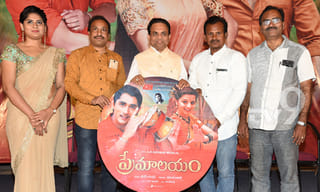 సిగ్గుపడుతున్న అనసూయ ఫొటోలు