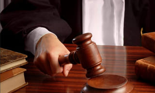 సముద్రం ముందు నిలబడి పోజిచ్చింది.. కానీ అంతలోనే భారీ అలలు వచ్చి : వీడియో