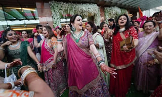 షారూక్‌ పాటకు టీచర్లతో స్టూడెంట్ డ్యాన్స్.. వీడియో వైరల్