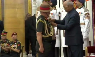 భారత్ తో సత్సంబంధాలు కోరుకుంటే.. మసూద్‌ ను అప్పగించండి : సుష్మా