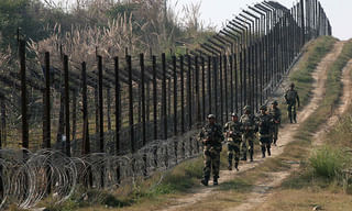 ఉగ్రవాది దాగివున్న ప్రాంతాన్ని పేల్చేసిన సీఆర్ఫీఎఫ్