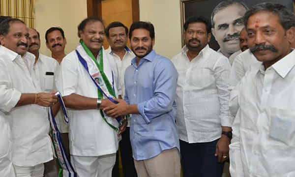 వైసీపీలో చేరిన చల్లా రామకృష్ణారెడ్డి