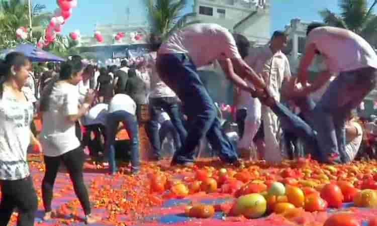 టమాటాలతో హోళీ ఆడిన గుజరాతీలు