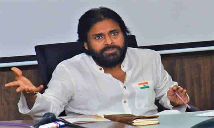 ఆరాధ్య దైవం పవన్ ఆశీస్సులతో...అంటూ పెళ్లికార్డు