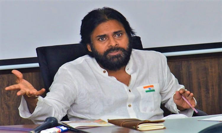 ఆరాధ్య దైవం పవన్ ఆశీస్సులతో...అంటూ పెళ్లికార్డు