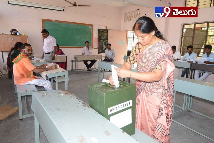 తెలంగాణ లో జరిగిన ‘ఎం ఎల్ సి’ ఎన్నికల ఫొటోస్