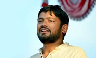 దేశ రాజధానిలో రెచ్చిపోయిన కారు డ్రైవర్..  బ్యానెట్‌పై ఉన్నా ఆగకుండా..