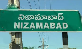 “చౌకీదార్ చోర్ హై”.. అంటూ రైళ్లలో కాంగ్రెస్ కార్యకర్తల పోస్టర్లు