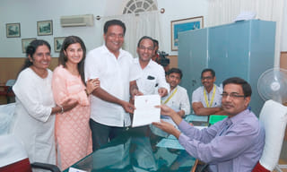 కొత్తగా చేరిన వారికి టికెట్ కేటాయిస్తారా.. అంటూ ఫర్నీచర్ ధ్వంసం చేసిన బీజేపీ కార్యకర్తలు