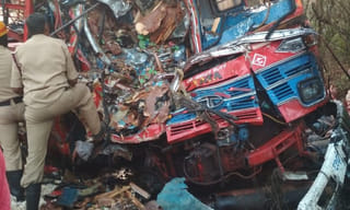 బీజేపీ ఎన్నికల ప్రచారంలో కుప్పకూలిన స్టేజ్