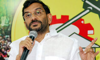 ఎన్నికల ప్రచారంలో సీఎంపైకి చెప్పులు