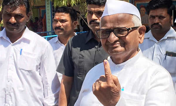 ఓటు హక్కు వినియోగించుకున్న అన్నా హజారే