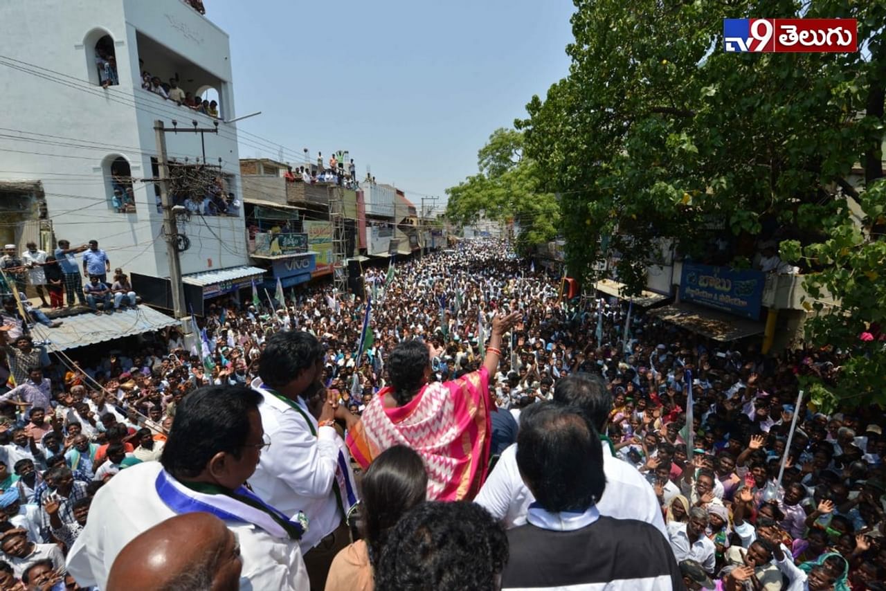 శ్రీకాళహస్తి లో ప్రసంగిస్తున్న ‘వైస్.విజయమ్మ’ ఫొటోస్