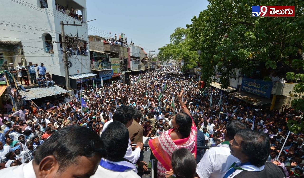 శ్రీకాళహస్తి లో ప్రసంగిస్తున్న ‘వైస్.విజయమ్మ’ ఫొటోస్