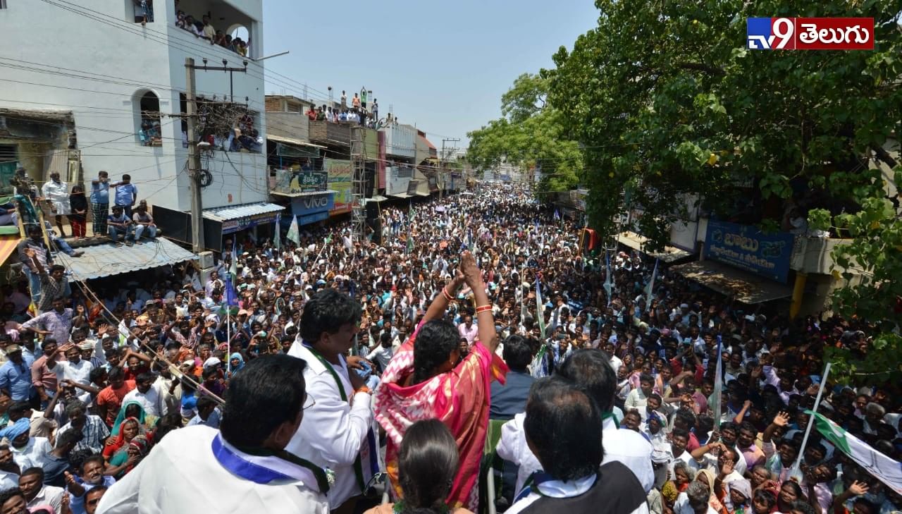 శ్రీకాళహస్తి లో ప్రసంగిస్తున్న ‘వైస్.విజయమ్మ’ ఫొటోస్