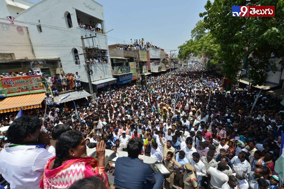 శ్రీకాళహస్తి లో ప్రసంగిస్తున్న ‘వైస్.విజయమ్మ’ ఫొటోస్