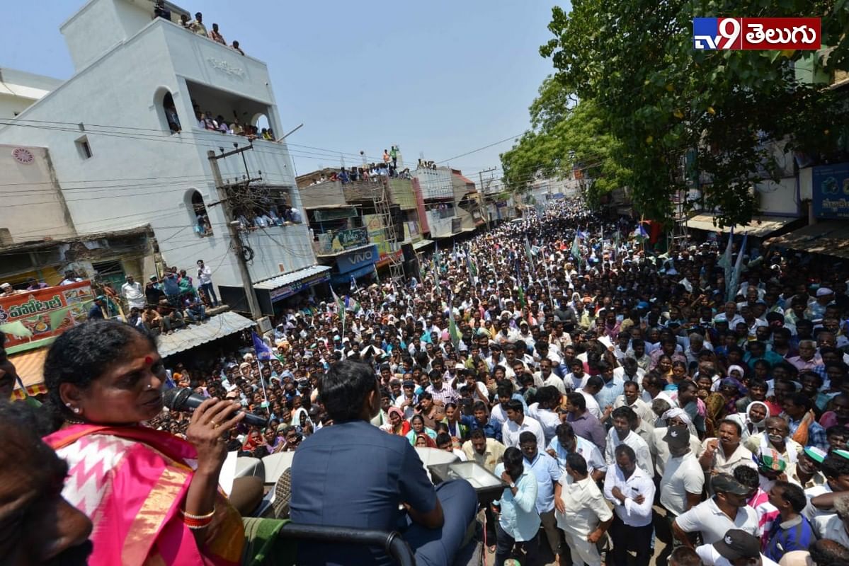 శ్రీకాళహస్తి లో ప్రసంగిస్తున్న ‘వైస్.విజయమ్మ’ ఫొటోస్