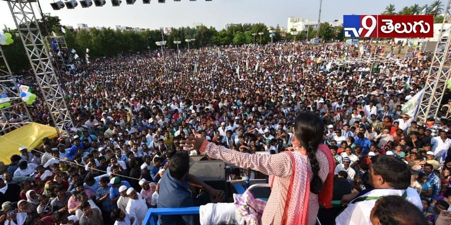 కాకినాడ లో ప్రసంగిస్తున్న ‘వైస్.షర్మిల’ ఫొటోస్