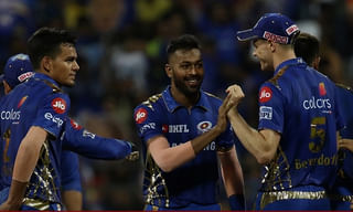 టాస్‌ గెలిచి బౌలింగ్‌ ఎంచుకున్న సన్‌రైజర్స్‌