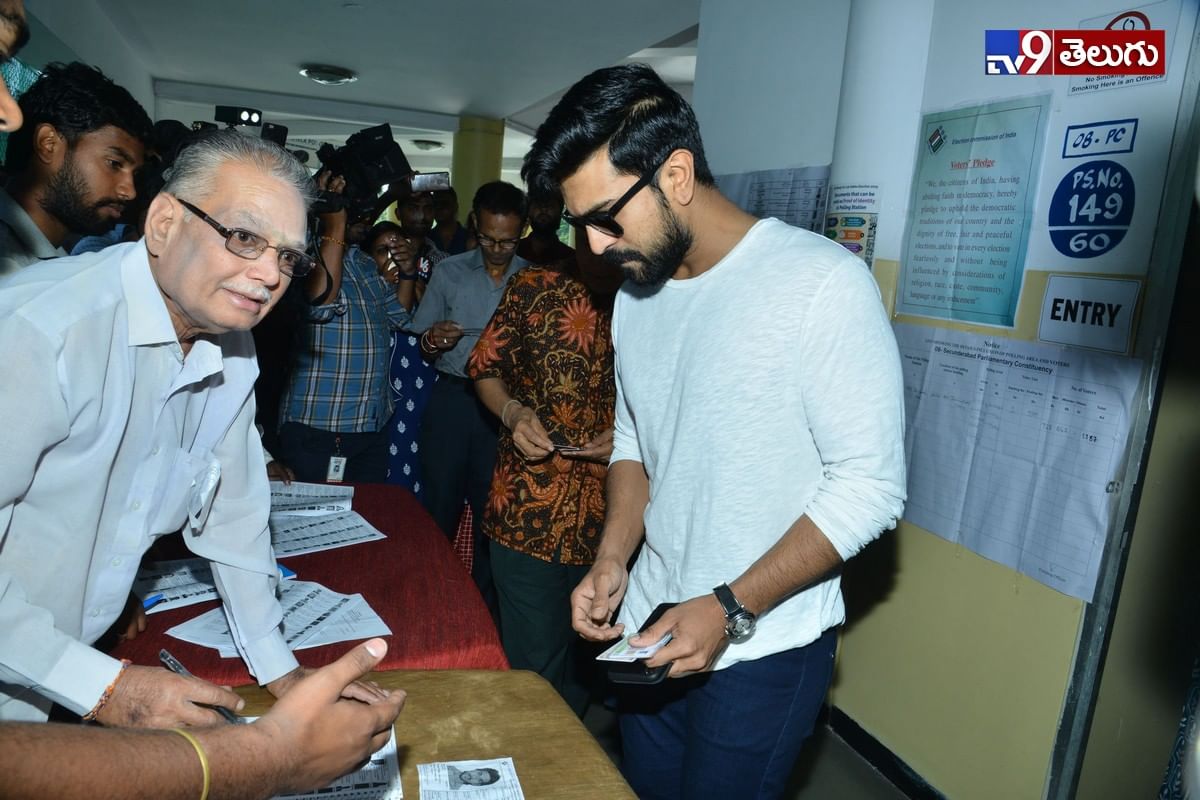 ఓటు హక్కు ని వినియోగించుకున్న తెలుగు సినీ తారల ఫొటోస్