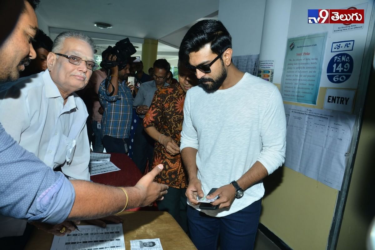 ఓటు హక్కు ని వినియోగించుకున్న తెలుగు సినీ తారల ఫొటోస్