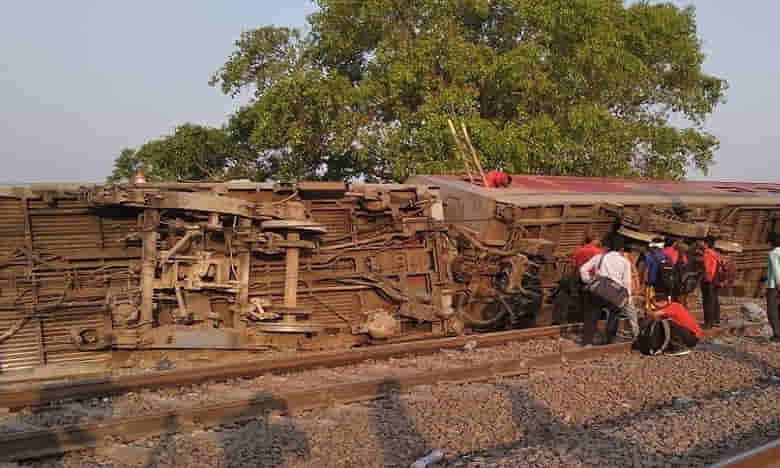యూపీలో పట్టాలు తప్పిన రైలు..తప్పిన ప్రాణ నష్టం