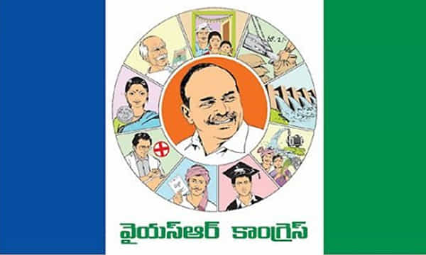 రోడ్డుపై తన్నుకున్న వైసీపీ కార్యకర్తలు..!