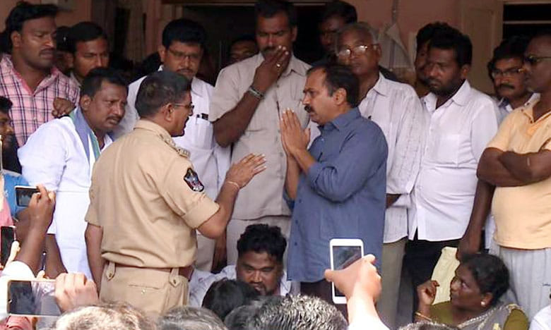 తాడేపల్లి పీఎస్ ఎదుట మంగళగిరి ఎమ్మెల్యే ఆర్కే ధర్నా