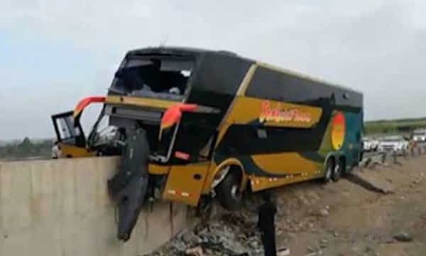 డివైడర్ను ఢీకొట్టిన బస్సు.. 10 మంది మృతి