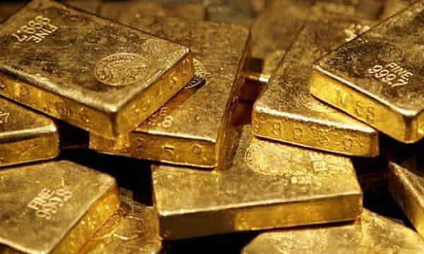 లోదుస్తుల్లో కిలోన్నర బంగారం పేస్ట్..!
