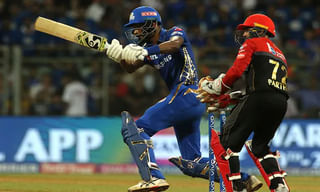 టాస్ గెలిచి బౌలింగ్ ఎంచుకున్న ముంబై